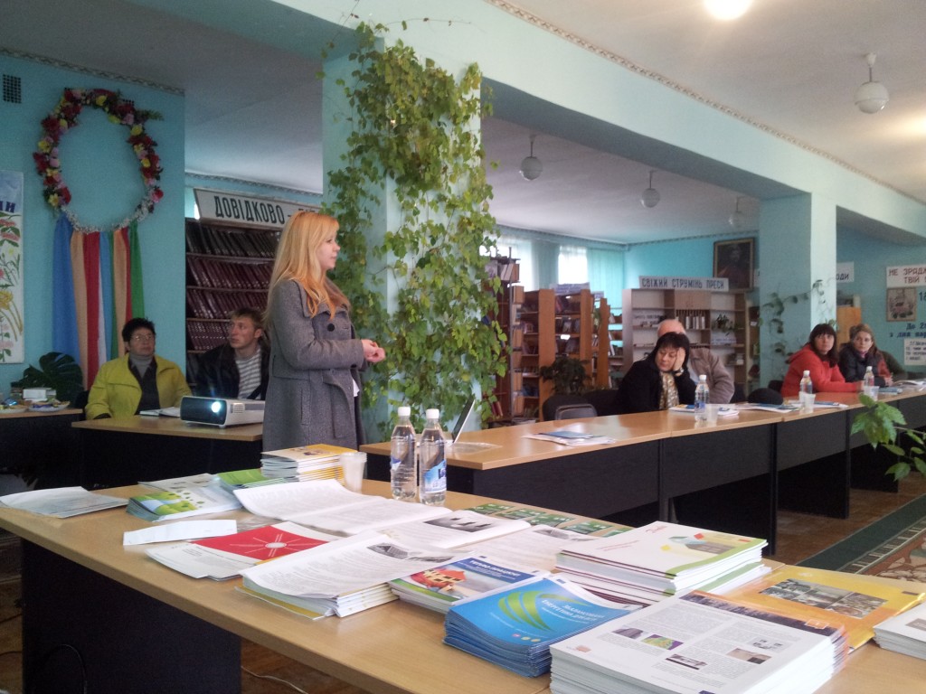 Аліна Архипенко розповідає учасникам круглого столу про ефективність сонячного колектора для нагріву води