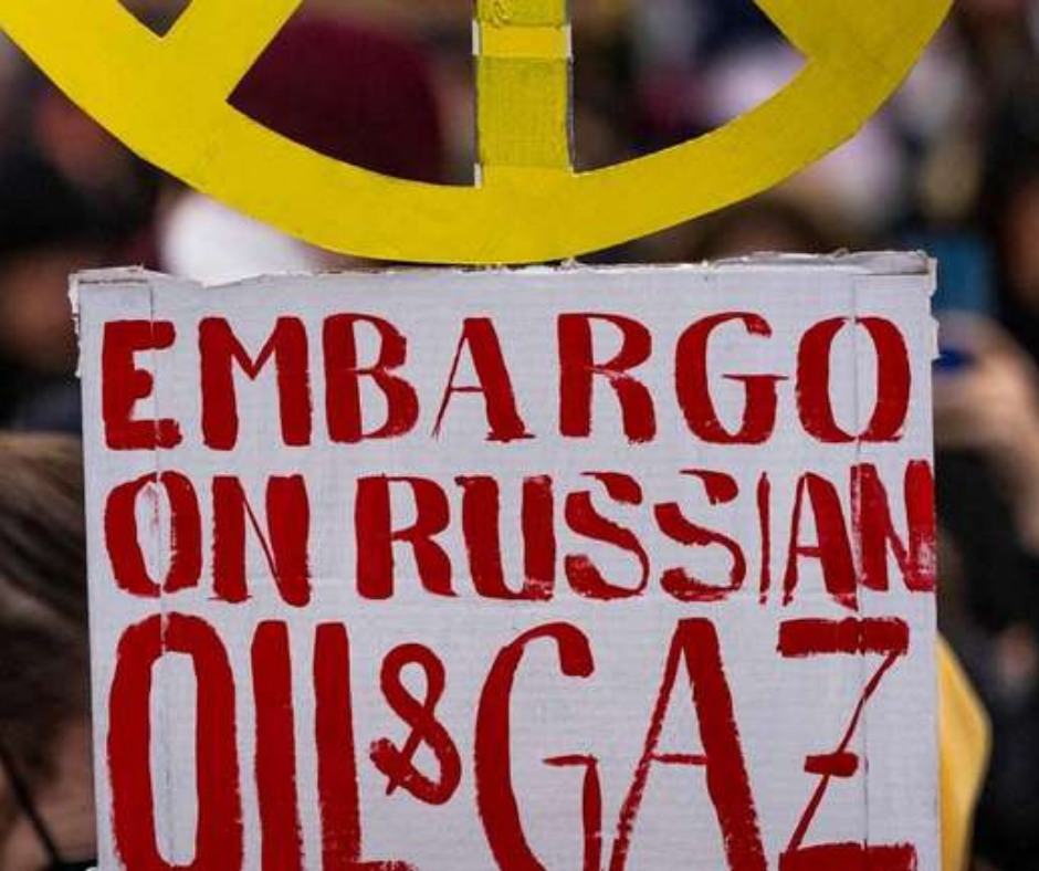 Українські активісти та активістки вимагають покінчити зі світовою залежністю від викопного палива, яка фінансує путінську машину війни
