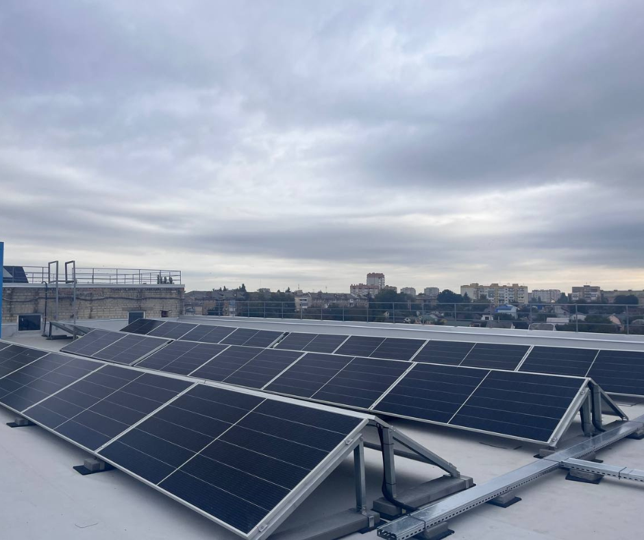 На даху міської стоматполіклініки у Рівному встановили сонячну електростанцію