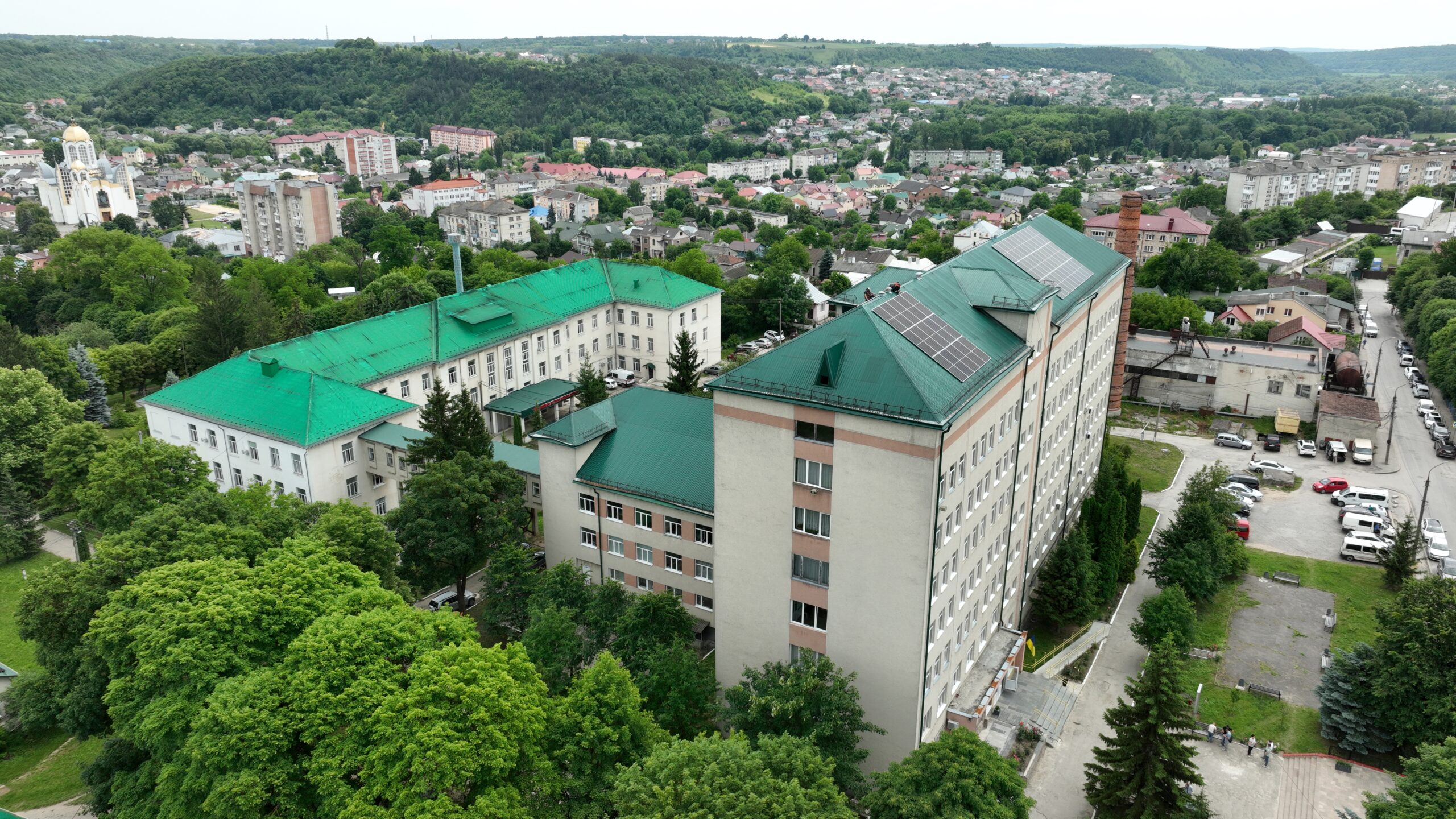 Лікарня у Чорткові працює незалежно від відключень електрики завдяки сонячній електростанції