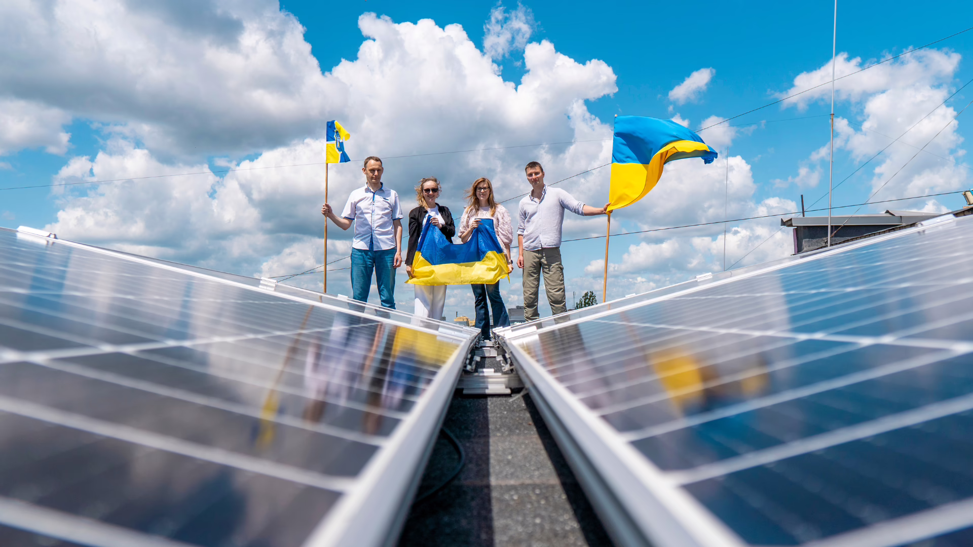 Сонце для України: як чеські активісти допомагають громадам стати енергонезалежними 